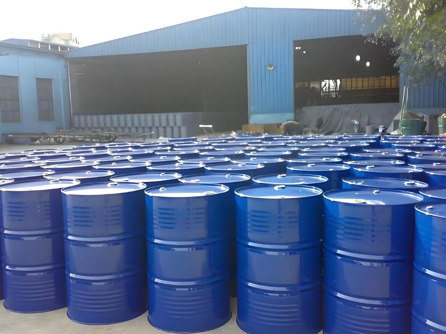 从工业合成到自然产生：探索甲醇在化工生产与星际空间中的双重角色与存在形式